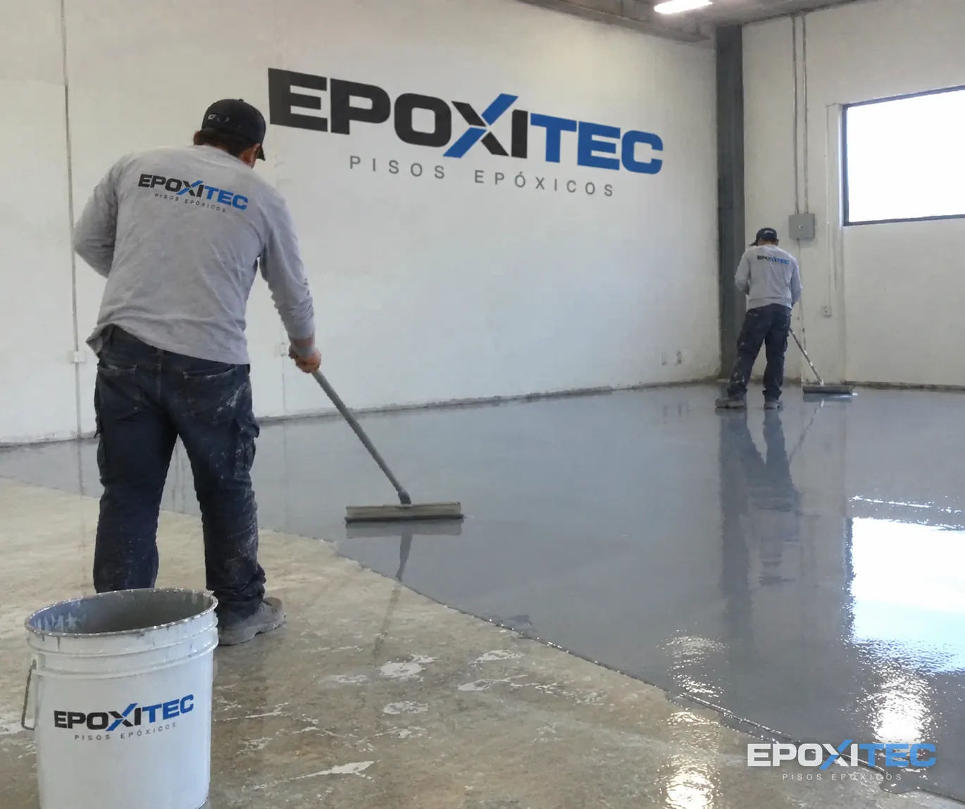 Cuadrilla de Epoxitec extendiendo resina epóxica en una bodega