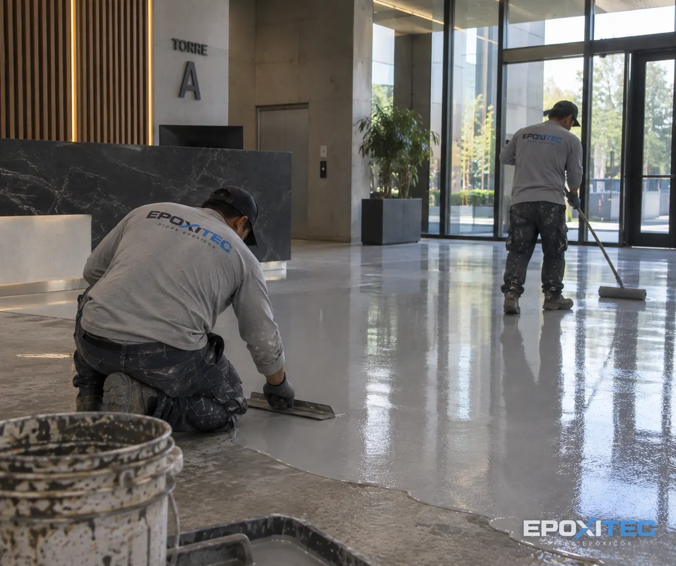 Aplicación de recubrimiento epóxico gris en lobby de oficinas